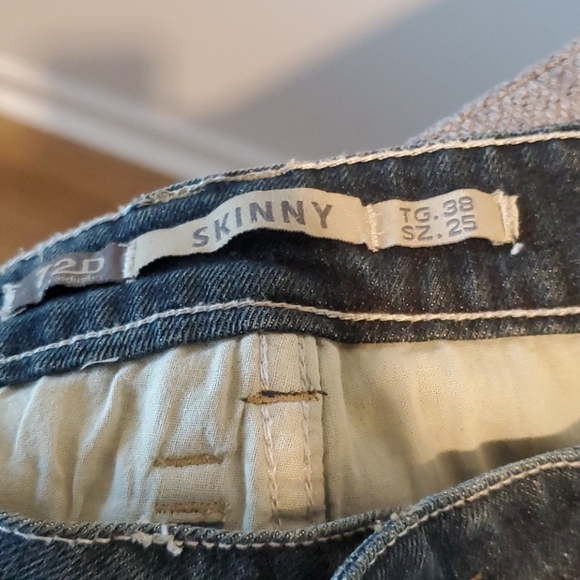 72D Skinny Jeans - Picture 5 of 9
